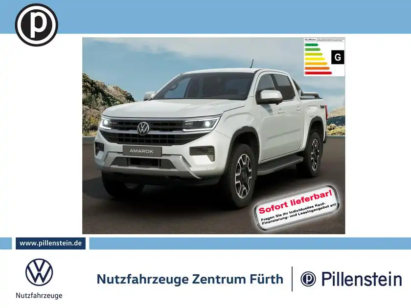 Das Bild zeigt einen weißen VW Amarok aus der Frontansicht. Es gibt ein Händlerlogo und markante Texteinblendungen (Sofort lieferbar).