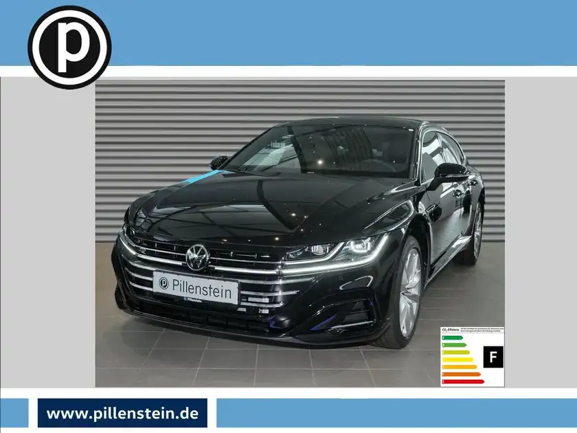 Das Bild zeigt einen schwarzen VW Arteon aus der Frontansicht. Das Händlerschild "Pillenstein" ist sichtbar, ebenso wie die Energieeffizienzklasse F.