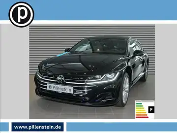 Das Bild zeigt einen schwarzen VW Arteon aus der Frontansicht. Das Händlerschild "Pillenstein" ist sichtbar, ebenso wie die Energieeffizienzklasse F.