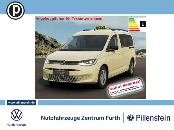 Das Bild zeigt einen Volkswagen Caddy aus der Frontalansicht in cremefarbener Lackierung. Es handelt sich um eine Anzeige, die Informationen für Taxiunternehmen bietet, und enthält markante Texteinblendungen sowie das Händlerlogo.