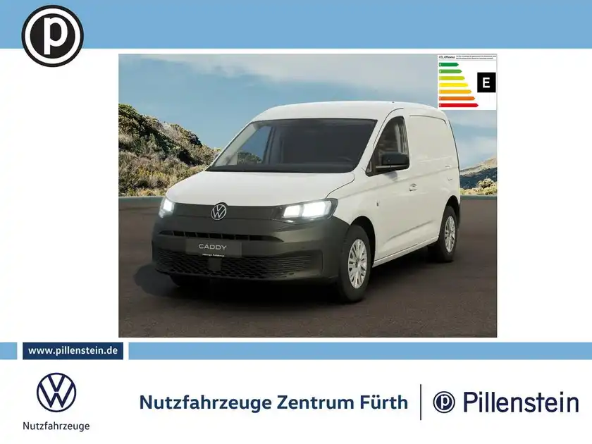 Das Bild zeigt einen weißen VW Caddy von vorne. Im Bild ist das Händlerlogo zu sehen, sowie markante Texteinblendungen über dem Fahrzeug.