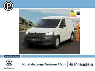 Das Bild zeigt einen weißen VW Caddy aus der Frontansicht. Im Hintergrund ist eine Landschaft zu sehen. Das Händlerlogo von Pillenstein ist im Bild integriert.