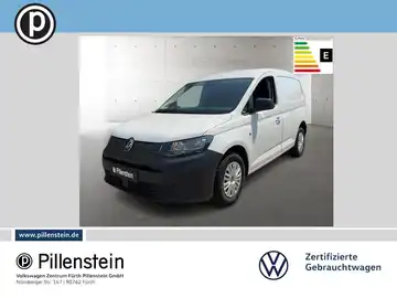 Das Bild zeigt einen weißen VW Caddy von vorne. Es enthält das Händlerlogo von Pillenstein und einige markante Texteinblendungen.