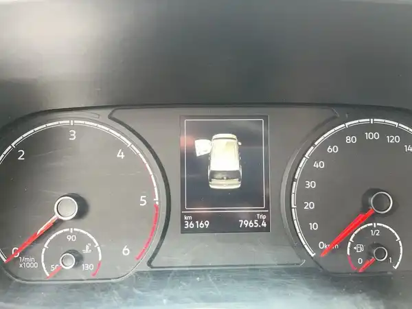 Innenaufnahme des VW Caddy mit Instrumententafel und Bildschirmanhzeige.