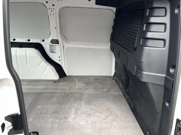 Das Bild zeigt den Innenraum eines VW Caddy, speziell den Laderaum, in grauer Farbe.