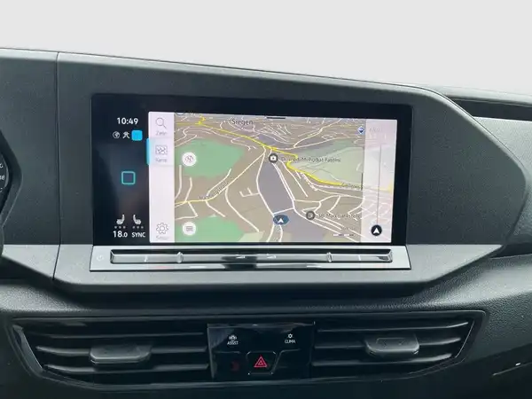 Innenaufnahme des Fahrzeugs, zeigt das Navigationsgerät.