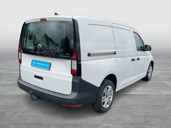 Das Bild zeigt einen weißen VW Caddy von hinten aufgenommen, das Fahrzeug ist auf einem grauen Untergrund positioniert. Es sind markante Texteinblendungen sichtbar.