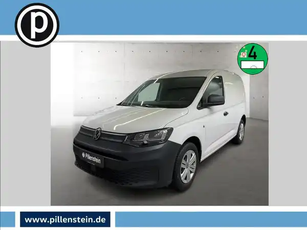 Ein VW Caddy in weiß, aufgenommen von vorne. Das Händlers Logo ist sichtbar, zusätzlich gibt es markante Texteinblendungen.
