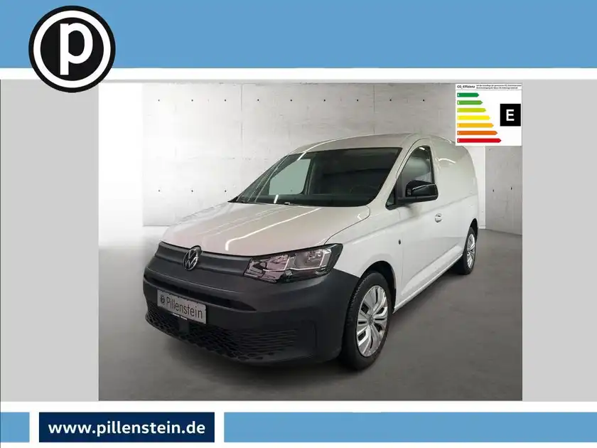 Das Bild zeigt einen weißen VW Caddy von vorne. Es enthält das Händlerlogo und markante Texteinblendungen.