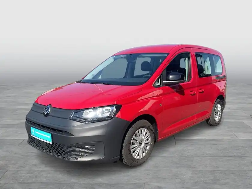 Ein roter VW Caddy aufgenommen von der Seite mit dem Händlermotiv von Walter Schneider.