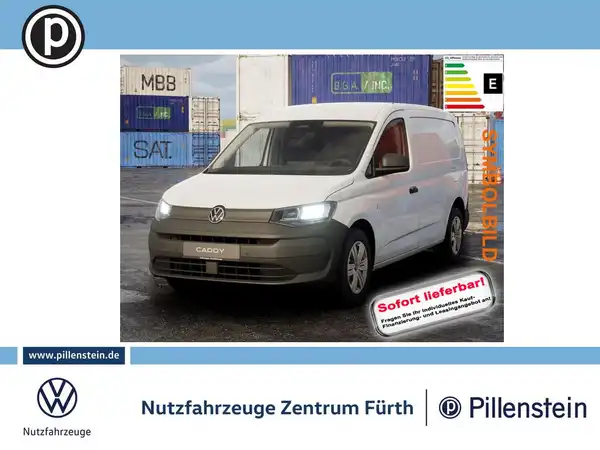 Das Bild zeigt einen weißen VW Caddy aus der Frontalansicht. Es enthält das Händlerlogo und eine markante Texteinblendung mit dem Hinweis 'Sofort lieferbar'.