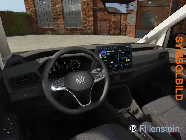 Die Aufnahme zeigt den Innenraum eines VW Caddy, mit einem schwarzen Interieur und einem digitalen Display. Im Bild ist ein Händlerlogo eingeblendet und es sind Texteinblendungen sichtbar.