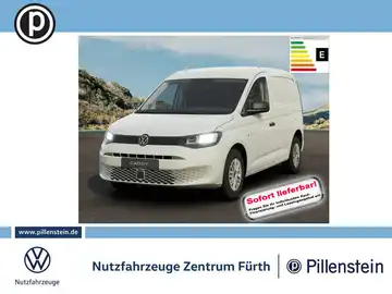 Das Bild zeigt einen weißen VW Caddy von vorne. Es gibt ein Händlerlogo und markante Texteinblendungen, die darauf hinweisen, dass das Fahrzeug sofort lieferbar ist.