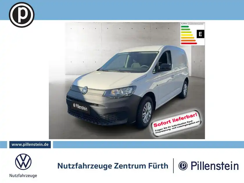 Das Bild zeigt einen VW Caddy in weißer Farbe, aufgenommen von vorne. Es handelt sich um eine Anzeige mit Händlerlogo und markanten Texteinblendungen, die auf eine sofortige Lieferbarkeit hinweist.