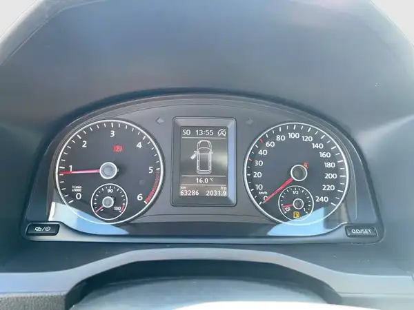 Das Bild zeigt das Cockpit eines VW Caddy mit einem schwarzen Armaturenbrett und sichtbaren Ziffernblättern.