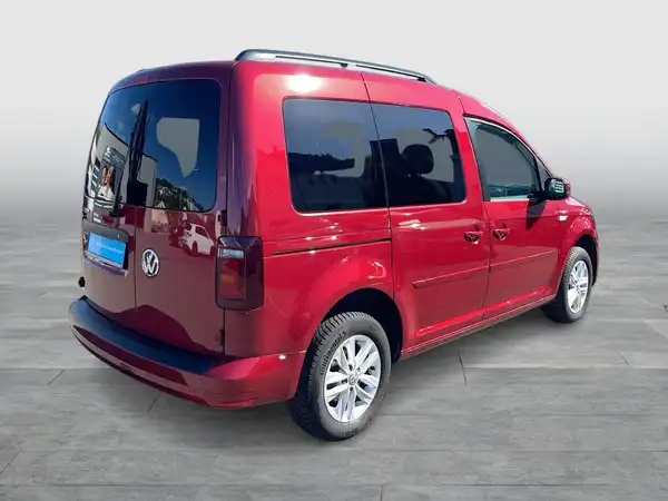 Das Bild zeigt einen roten VW Caddy aus der Rückansicht.