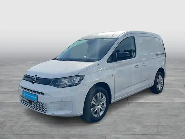 Das Bild zeigt einen weißen VW Caddy aus der Seitenansicht, aufgenommen vor einem neutralen Hintergrund mit Händlerlogo und weiteren Texteinblendungen.