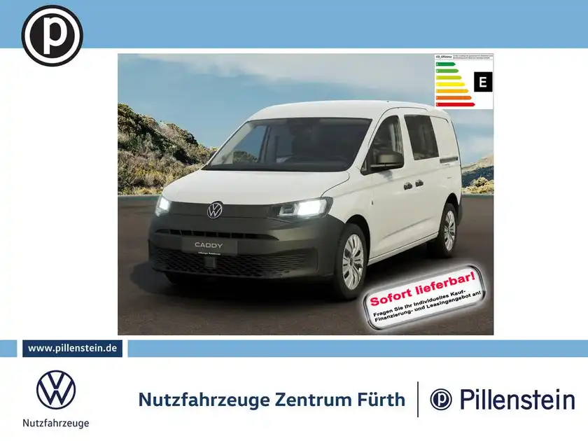 Ein Foto eines weißen VW Caddy, aufgenommen von vorne. Der Händlerlogo und eine Texteinblendung 'Sofort lieferbar' sind sichtbar.