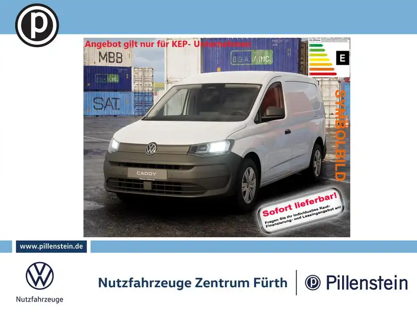 Das Bild zeigt einen weißen Volkswagen Caddy aus der Frontansicht. Es handelt sich um eine Anzeige für das Fahrzeug, die auch einige markante Texteinblendungen enthält, sowie ein Händlerlogo.