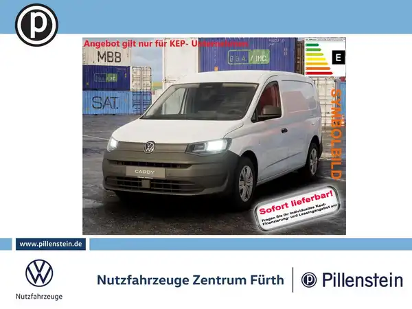 Das Bild zeigt einen weißen Volkswagen Caddy aus der Frontansicht. Es handelt sich um eine Anzeige für das Fahrzeug, die auch einige markante Texteinblendungen enthält, sowie ein Händlerlogo.
