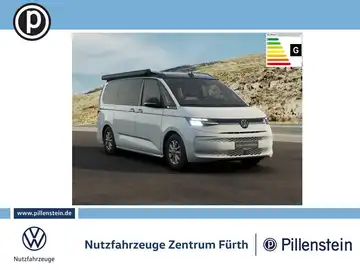 Das Bild zeigt einen weißen VW California von der Seite. Im Bild sind das Händlerlogo und markante Texteinblendungen zu sehen.