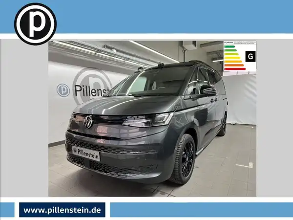 Das Bild zeigt einen schwarzen VW California Beach, aufgenommen von der Seite. Es enthält das Händlerlogo von Pillenstein und markante Texteinblendungen.