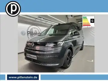 Das Bild zeigt einen schwarzen VW California Beach, aufgenommen von der Seite. Es enthält das Händlerlogo von Pillenstein und markante Texteinblendungen.
