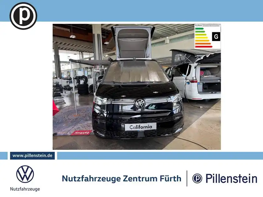 Das Bild zeigt einen schwarzen VW California von vorne, mit geöffneten Heckklappen. Das Händlerinformationslogo ist vorhanden, ebenso wie markante Texteinblendungen.