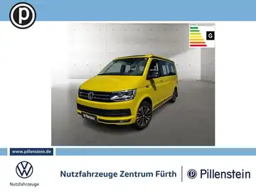 Das Bild zeigt einen gelben VW California Beach von der Seite, mit dem Händlerlogo im Bild und markanten Texteinblendungen.