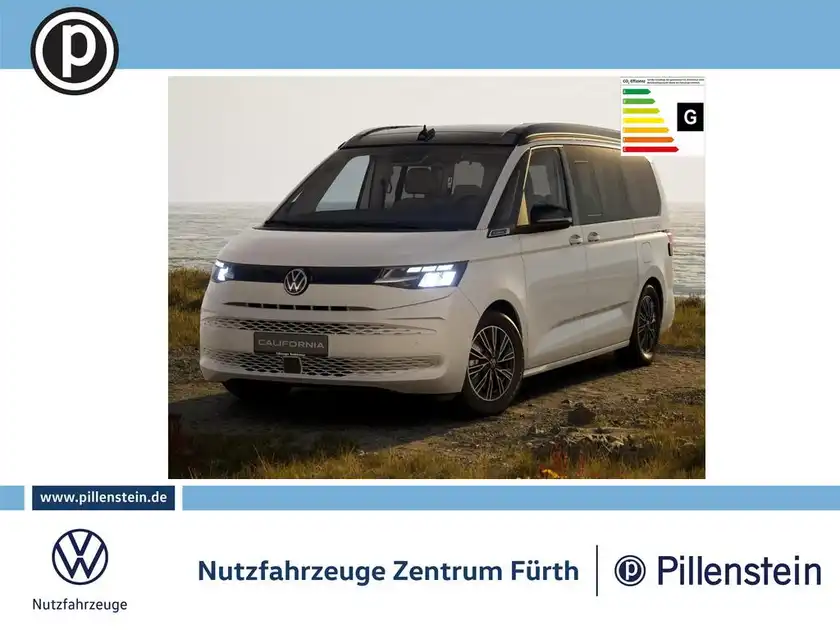 Das Bild zeigt einen weißen VW California Beach, aufgenommen von vorne. Es enthält ein Händlerlogo und markante Texteinblendungen.