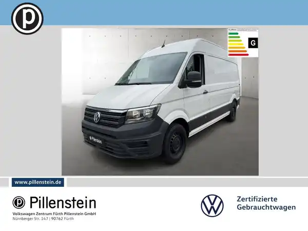 Das Bild zeigt einen weißen VW Crafter von vorne. Im Bild ist das Händlerlogo von Pillenstein eingeblendet und weitere markante Texteinblendungen.