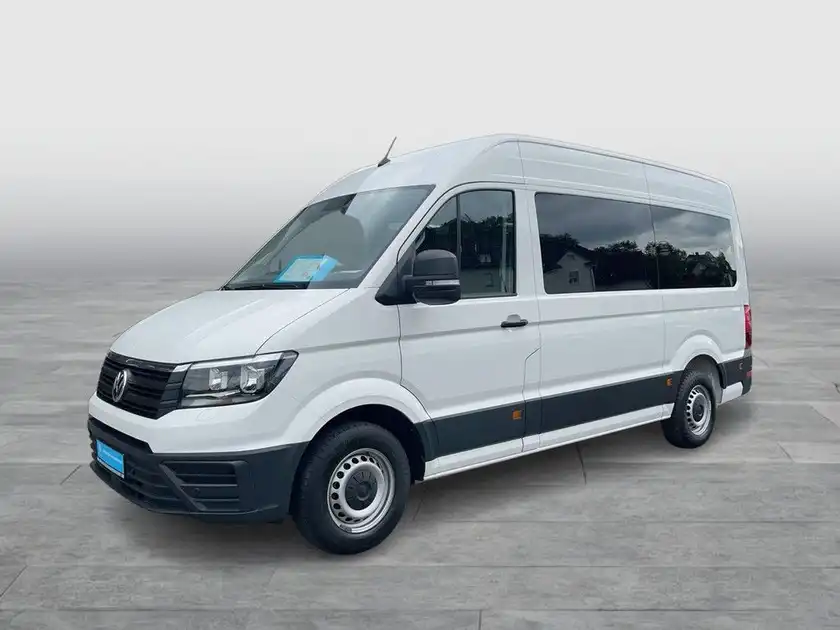 Das Bild zeigt einen weißen VW CRAFTER von der Seite.