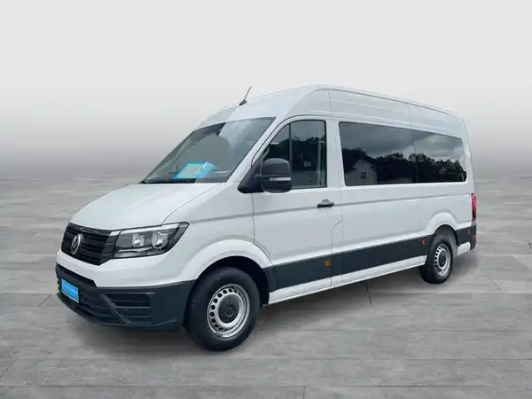 Das Bild zeigt einen weißen VW CRAFTER von der Seite.