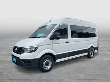 Das Bild zeigt einen weißen VW CRAFTER von der Seite.