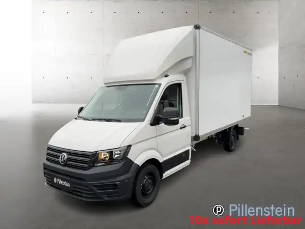 Das Bild zeigt einen weißen VW Crafter aus der Frontansicht mit einem Händlertlogo und einem Textbanner.