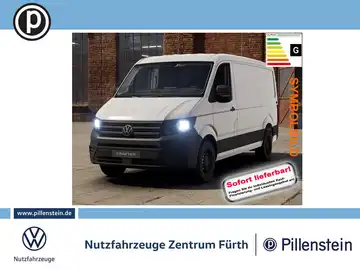 Das Bild zeigt einen weißen VW Crafter aus der Frontalansicht. Es handelt sich um eine Anzeige eines Autohauses, wobei das Händlersymbol und markante Texteinblendungen wie 'Sofort lieferbar' sichtbar sind.