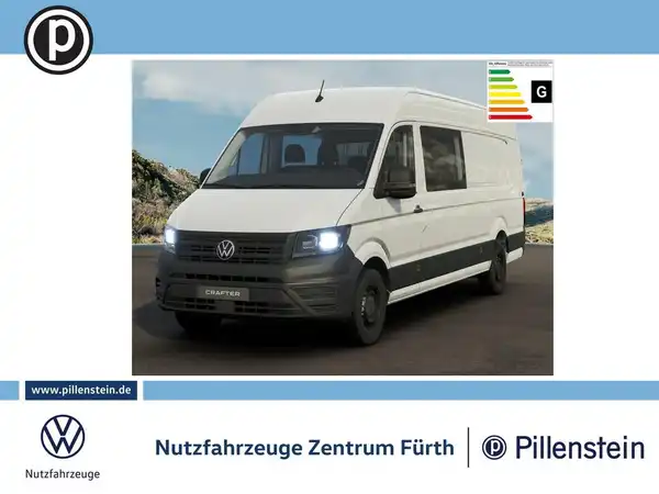 Das Bild zeigt einen weißen VW CRAFTER von vorne. Es enthält das Händlerlogo von Pillenstein und relevante Texteinblendungen.