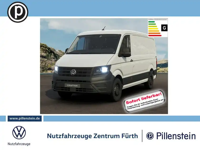 Das Bild zeigt einen weißen Volkswagen Crafter von vorne. Darunter befindet sich das Händlerlogo und ein Schriftzug, der auf eine sofortige Lieferbarkeit hinweist.