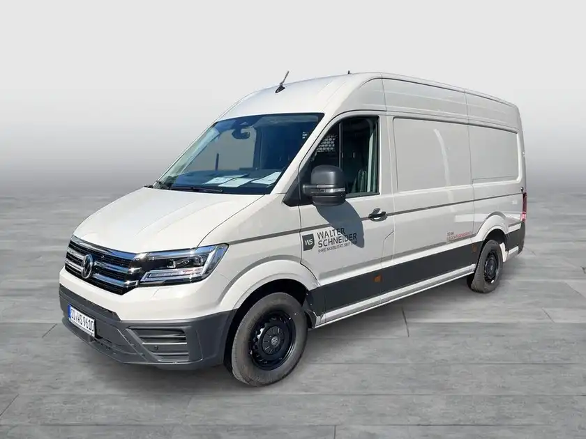 Das Bild zeigt einen weißen VW CRAFTER von der Seite, mit einem Händlerlogo.