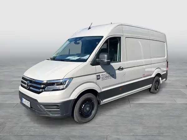 Das Bild zeigt einen weißen VW CRAFTER von der Seite, mit einem Händlerlogo.
