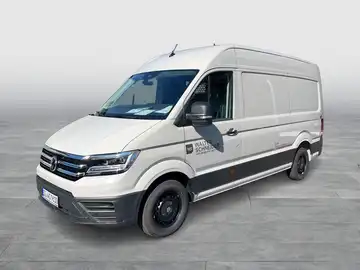Das Bild zeigt einen weißen VW CRAFTER von der Seite, mit einem Händlerlogo.