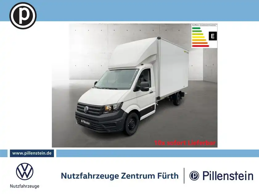 Das Bild zeigt einen weißen VW Crafter von vorne. Im Bild ist das Händlerlogo von Pillenstein zu sehen sowie eine merkliche Texteinblendung, die auf das Fahrzeug verweist.