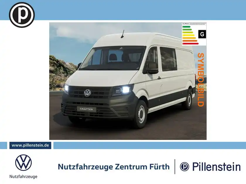Das Bild zeigt einen weißen VW CRAFTER von vorne. Es enthält ein Händlerlogo und markante Texteinblendungen.