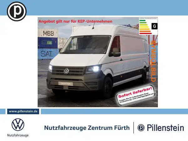 Das Bild zeigt einen weißen Volkswagen Crafter von vorne. Es sind einige markante Texteinblendungen zu sehen sowie das Händlerlogo von Pillenstein.