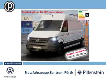 Das Bild zeigt einen weißen Volkswagen Crafter von vorne. Es sind einige markante Texteinblendungen zu sehen sowie das Händlerlogo von Pillenstein.