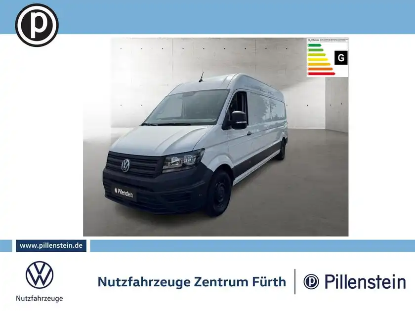 Bild eines weißen VW CRAFTER von vorne, das ein Händlerlogo und markante Texteinblendungen enthält.