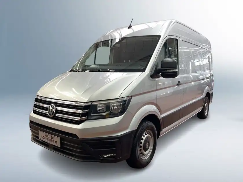 Das Bild zeigt einen silbernen Volkswagen Crafter aus der Frontalansicht.
