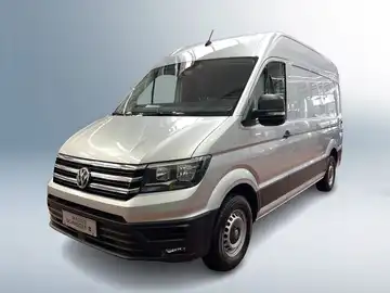 Das Bild zeigt einen silbernen Volkswagen Crafter aus der Frontalansicht.