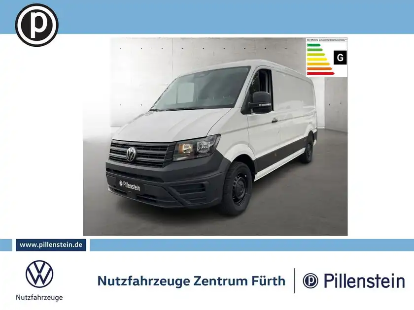 Das Bild zeigt einen weißen VW Crafter von vorne. Das Händlerlogo von Pillenstein ist sichtbar, außerdem gibt es markante Texteinblendungen.