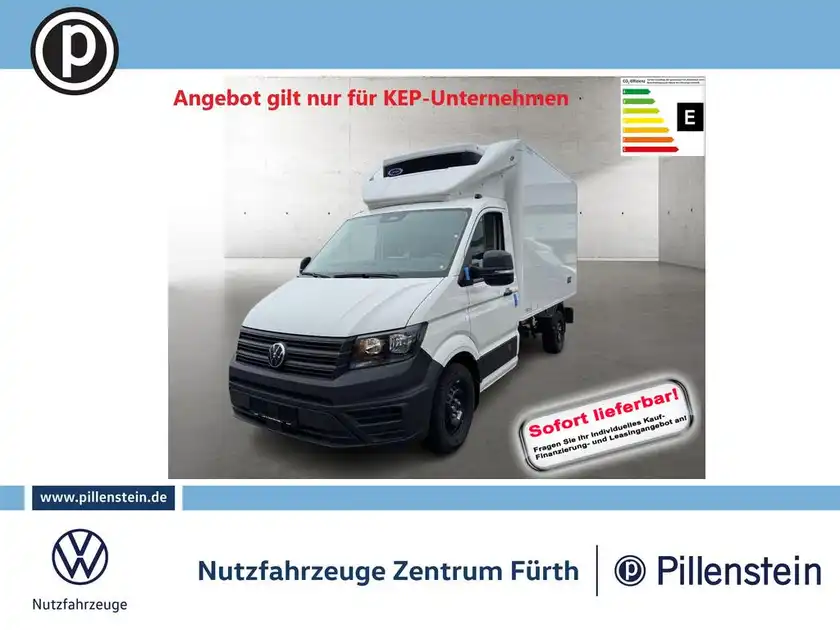 Das Bild zeigt einen weißen VW CRAFTER von vorne. Es handelt sich um eine Anzeige für das Fahrzeug mit markanten Texteinblendungen und dem Händlerlogo von Pillenstein.